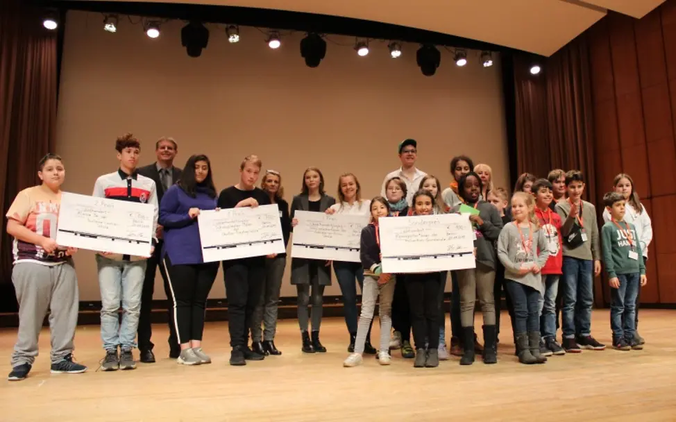 Alle Preisträgerinnen und Preisträger auf der Bühne © BA Reinickendorf Alle Preisträgerinnen und Preisträger auf der Bühne © BA Reinickendorf