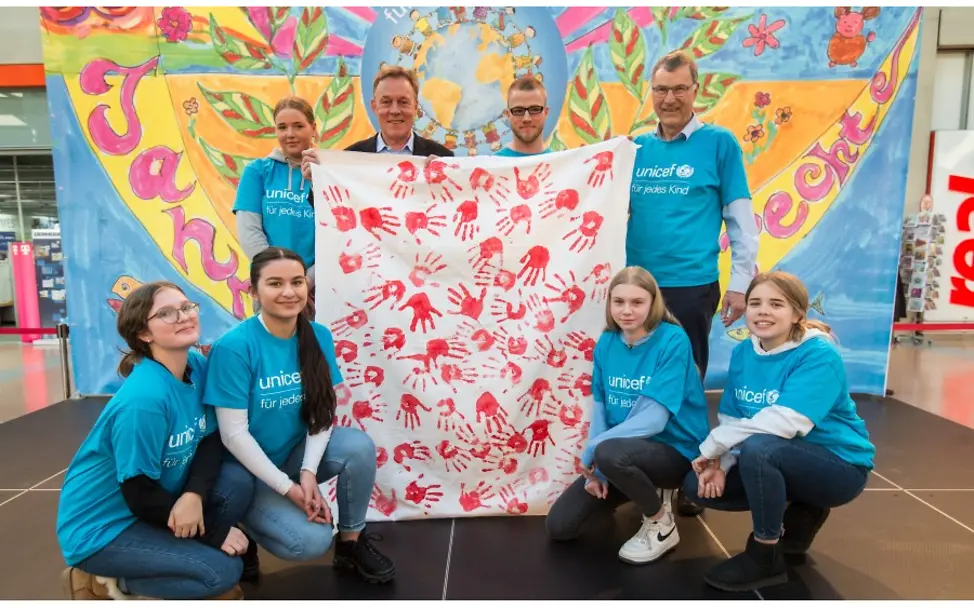 Übergabe der Red-Hand-Tücher in der Aktionswoche von UNICEF Göttingen vom 24. bis 29. Feb. 2020 im Kauf Park Aktionswoche von UNICEF Göttingen vom 24. bis 29. Feb. 2020 im Kauf Park