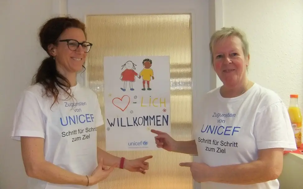 Saskia und Doris in ihren Aktions-T-Shirts