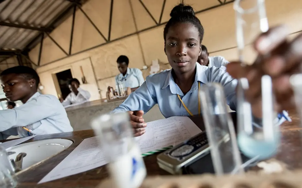 Chemie-Unterreicht in Lusaka/Sambia. | © UNICEF/Schermbrucker 0403_Mädchen_UN0145554
