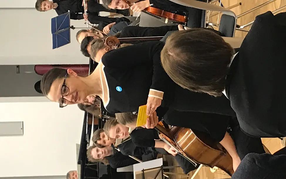 AG-Leiterin Bianca Krakkai begrüßt die Gäste | © UNICEF Potsdam/2020/Schrödelsecker 