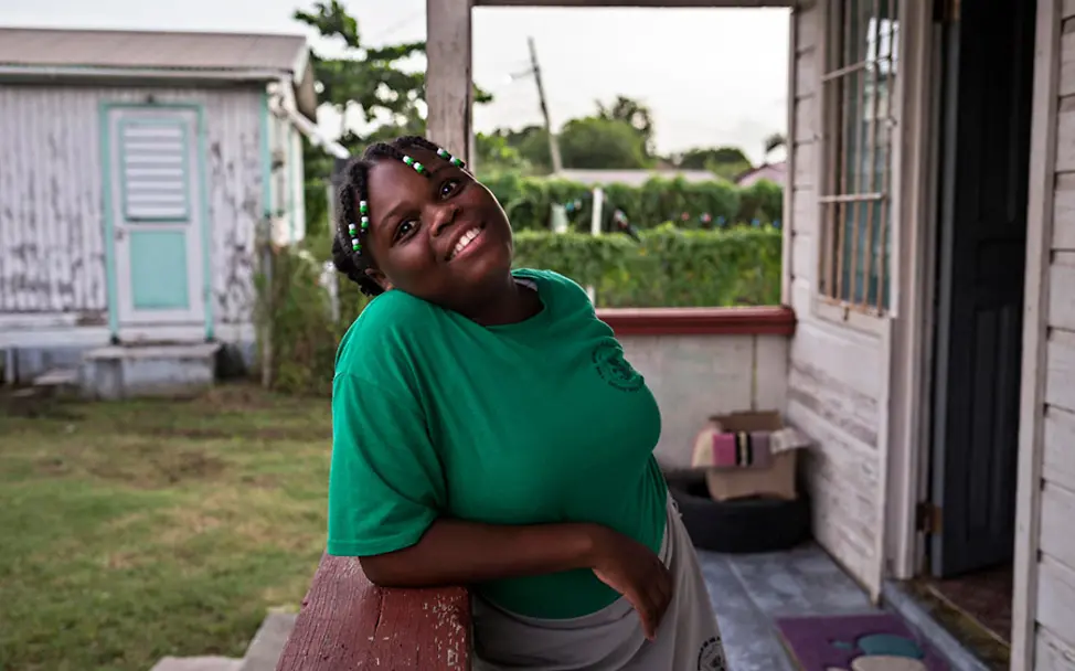 Jerrene fühlt sich in der Hauptstadt sichtbar wohl. | © UNICEF/LeMoyne Saint John's: Jerrene fühlt sich wohl.