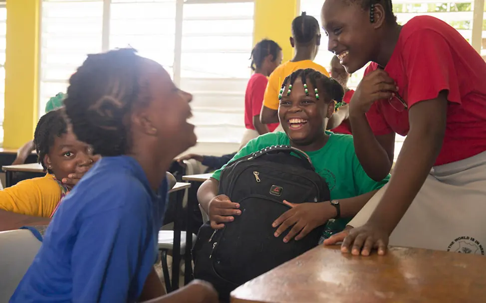 Jerrene lacht mit ihren Freundinnen im Klassenraum. | © UNICEF/LeMoyne Schule in Antigua: Jerenne hat Spaß im Klassenraum.