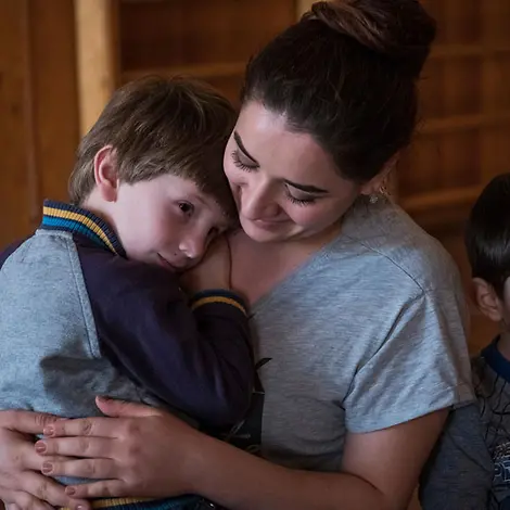 Sprechen Sie über das Coronavirus mit Ihren Kindern | © UNICEF/Sokhin Coronavirus: Eine Mutter tröstet ihren Sohn