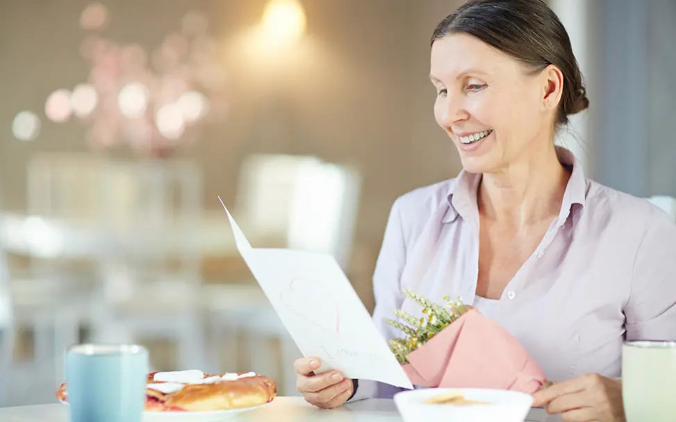 UNICEF-Grußkarten schreiben und Nähe schenken | © Shutterstock #TeamMenschheit: UNICEF-Grußkarten schreiben und Nähe schenken