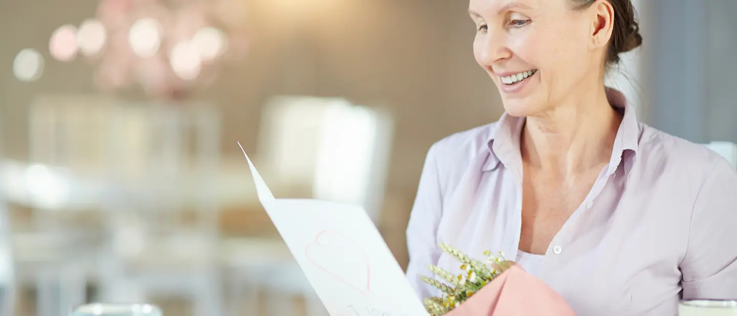 UNICEF-Grußkarten schreiben und Nähe schenken | © Shutterstock #TeamMenschheit: UNICEF-Grußkarten schreiben und Nähe schenken