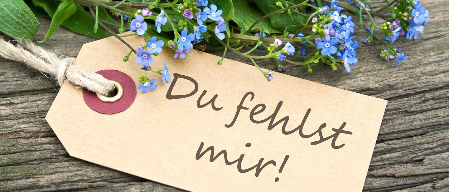 Anhänger mit Schrift "Du fehlst mir": Wie kann man im Corona-Lockdown Kontakt halten? | © Shutterstock Anhänger mit Schrift "Du fehlst mir": Wie kann man im Corona-Lockdown Kontakt halten?