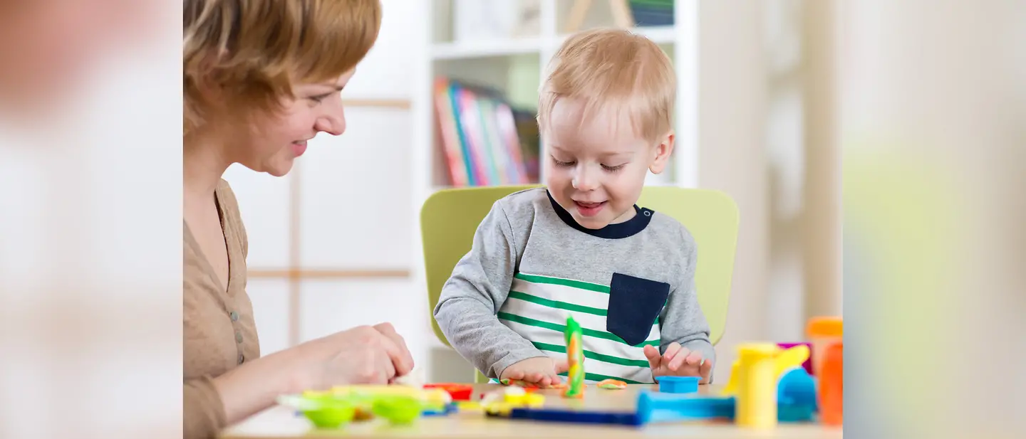 Keine Langeweile in der Corona-Pandemie: Ein Kind und seine Mutter basteln | © Shutterstock Keine Langeweile in der Corona-Pandemie: Ein Kind und seine Mutter basteln