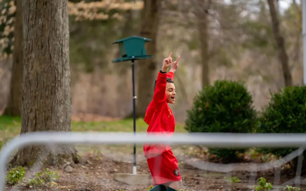 Corona: Ein Junge spielt Fußball im Park | © UNICEF/McIlwaine Corona: Ein Junge spielt Fußball im Park