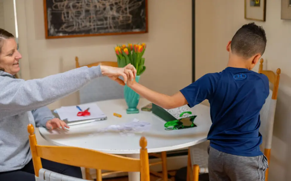 Corona: Eine Mutter macht mit ihrem Sohn zuhause Schulaufgaben | © UNICEF/McIlwaine Corona: Eine Mutter macht mit ihrem Sohn zuhause Schulaufgaben