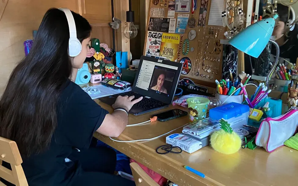 Corona: Eine Schülerin in den USA chattet per Video mit einer Freundin | © UNICEF/Adelson Corona: Eine Schülerin in den USA chattet per Video mit einer Freundin