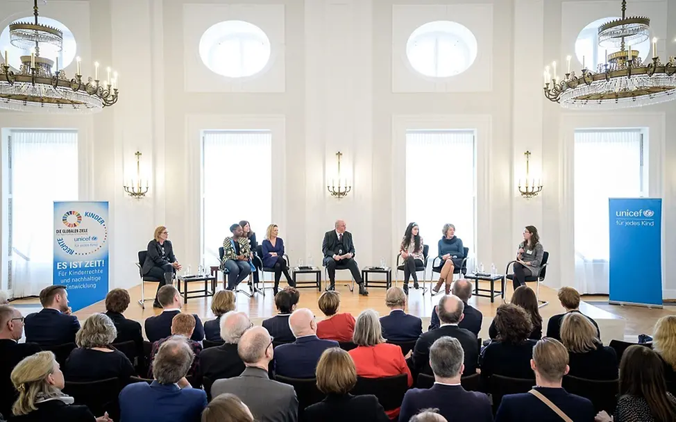 Während der Gesprächsrunde © Bundespresseamt/Denzel