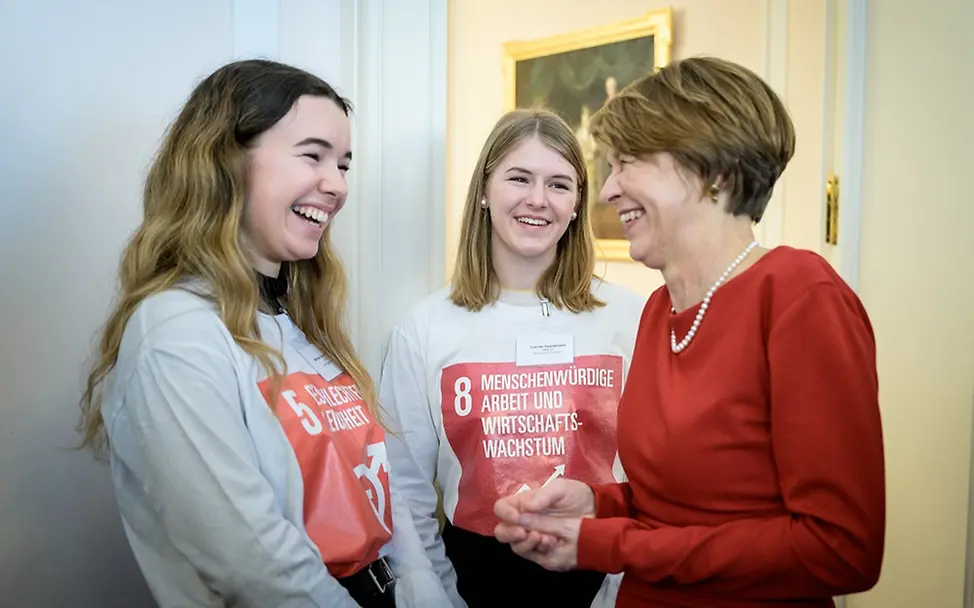 Frau Büdenbender mit 2 UNICEF-Engagierten © Bundespresseamt/Denzel
