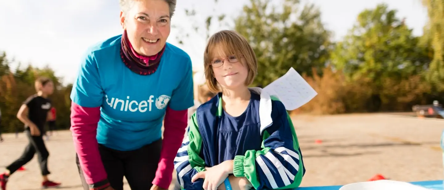 Ehrenamtliche betreuen einen Schülerlauf | © UNICEF/Ressel Ein Schülerlauf wird von Ehrenamtlichen betreut