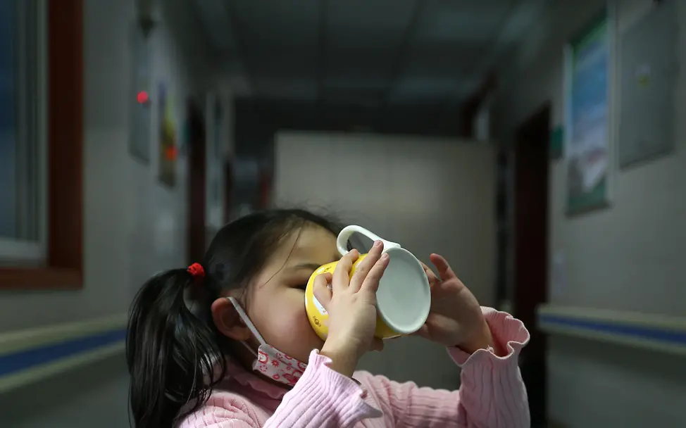 Corona: Ein Mädchen in China muss versorgt werden. | © UNICEF/Cui Corona: Ein Mädchen in China muss versorgt werden.