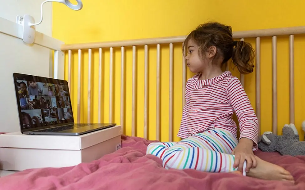Neuer InhaltCorona: Ein Mädchen hält Kontakt mit ihren Freunden. | © UNICEF/Bajornas Neuer InhaCorona: Ein Mädchen hält Kontakt mit ihren Freunden.