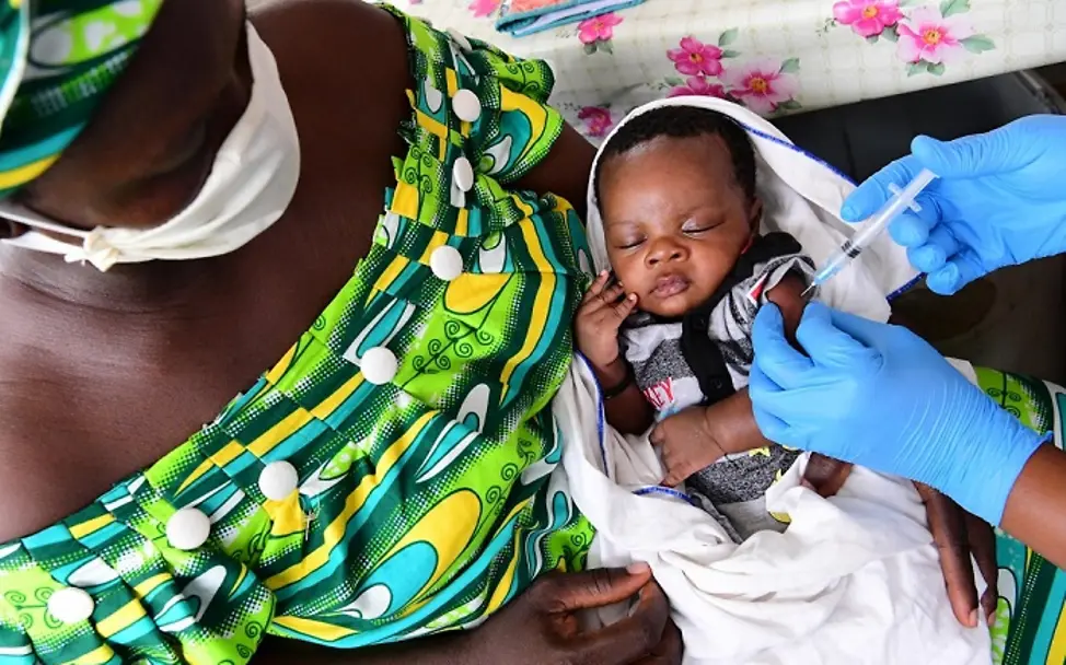 Elfenbeinküste: Ein Baby wird im Arm der Mutter geimpft.