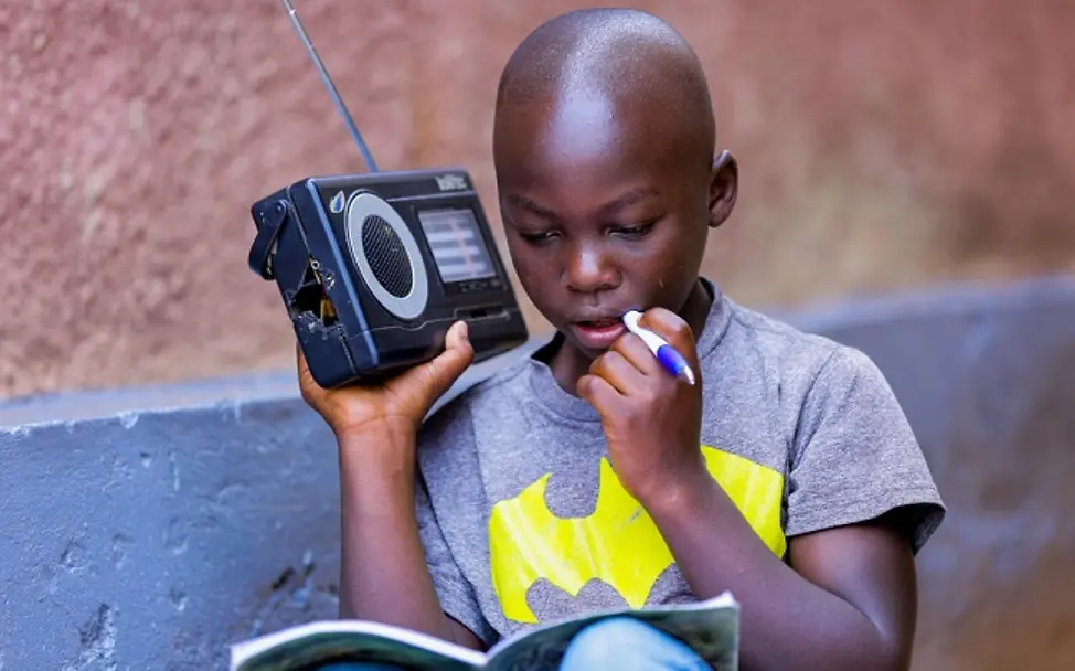 Corona: In Ruanda lernen Kinder jetzt übers Radio. | © UNICEF/Kanobana Corona: In Ruanda lernen Kinder jetzt übers Radio.