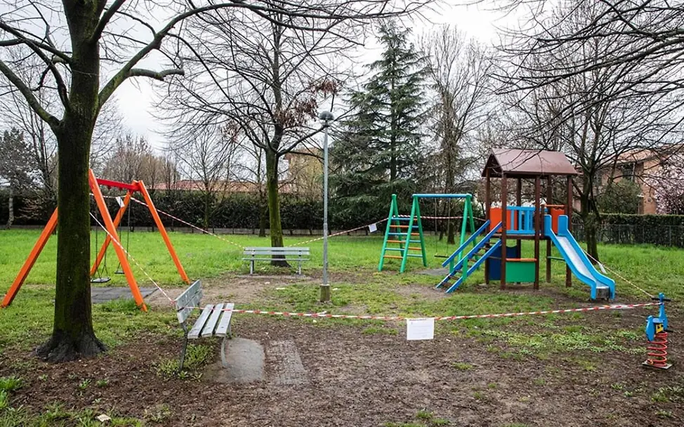 Viele Freizeitangebote sind für Kinder unerreichbar geworden. | © UNICEF/Diffidenti Italien: Ein abgesperrter Spielplatz aufgrund der Covid-19-Pandemie.