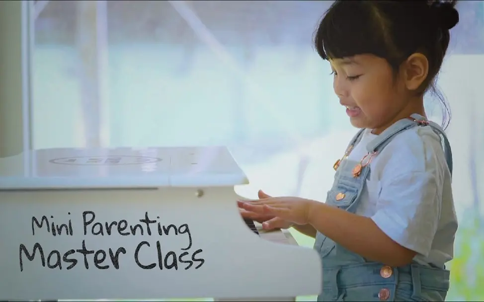 Ein Mädchen hat Spaß und spielt auf einem weißen Klavier. | © UNICEF/Rai Kinder und Musik: Ein Mädchen spielt auf einem weißen Klavier.