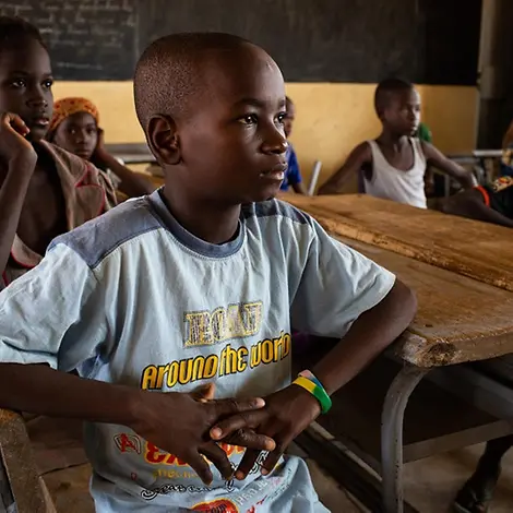 Daniel lauscht dem Unterricht in seiner Schule in Dori. | © UNICEF/Bindra Unterricht in Dori: Daniel lauscht dem Unterricht.