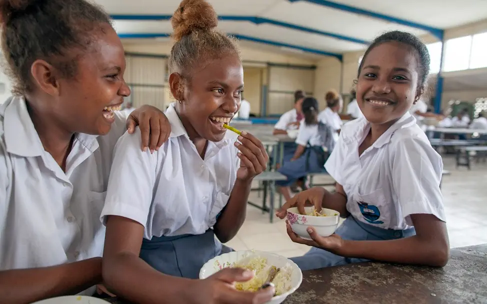 Salomon-Inseln: Kerry Ann Butafa (14) (rechts) ist mit ihren Freundin in der Schule zu Mittag. | © UNICEF/Naftalin UN0343033_Bildung Mädchen2019