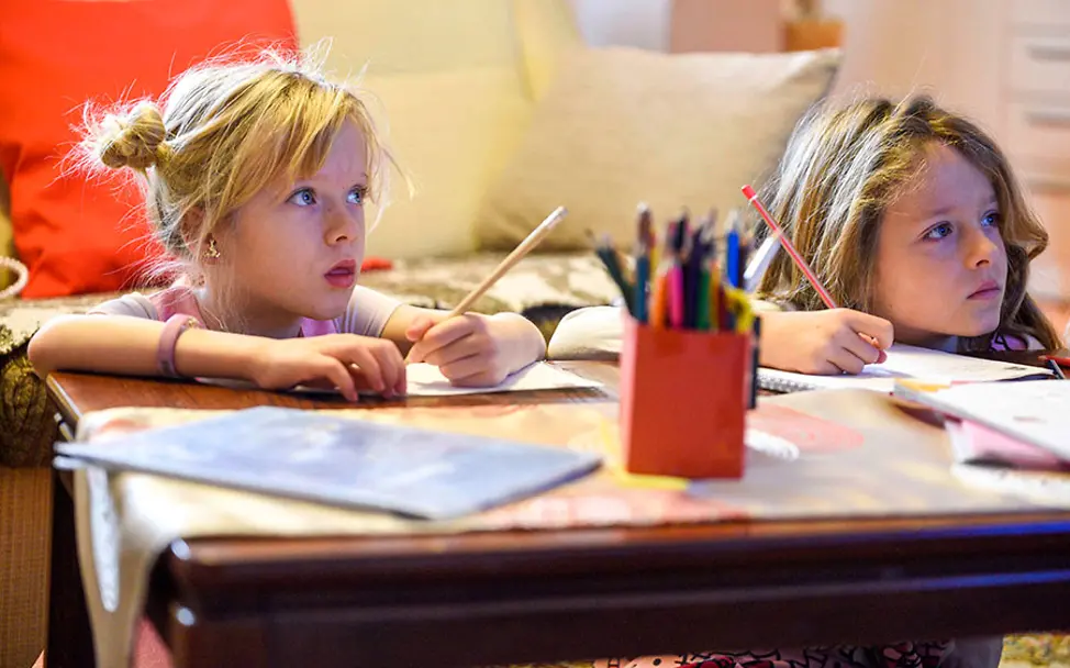 Die Zwillinge Ana und Kaja folgen dem TV-Klassenraum-Programm. | © UNICEF/Georgiev Nordmazedonien: Die Zwillinge Ana und Kaja folgen dem TV-Klassenraum-Programm.