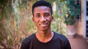 Der 18-jährige Amadou hat Wünsche für die Kinder aus Mali. | © UNICEF/Keïta Mali: Ein 18-jähriger Junge lächelt freundlich in die Kamera.