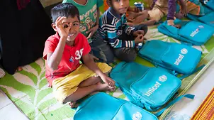 Ehsan, 7 Jahre alt, besucht eine UNICEF-Notschule in Cox's Bazar | © UNICEF/Nybo Bangladesch: Rohingya-Kinder bekommen in einem UNICEF-Lernzentrum Schulrucksäcke.
