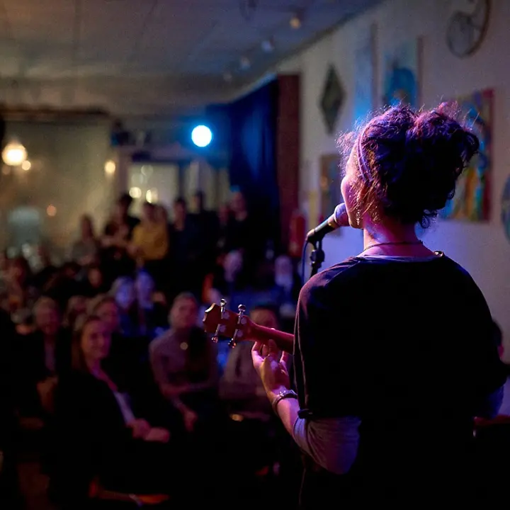 Karina singt und spielt Ukulele für den guten Zweck! Karina singt und spielt Ukulele für den guten Zweck!
