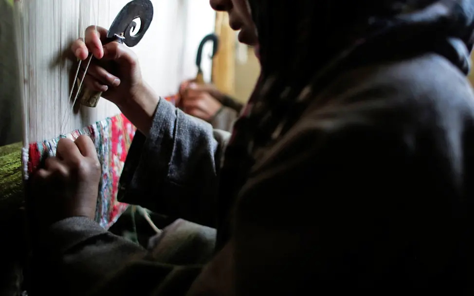 Kinderarbeit in der Teppichindustrie. | © UNICEF/Ahmad Kinderarbeit in Indien: Im so genannten 'Teppichgürtel' arbeiten Kinder verbotenerweise als Teppichknüpfer.