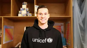 Julian Draxler im UNICEF-Warenlager in Kopenhagen
