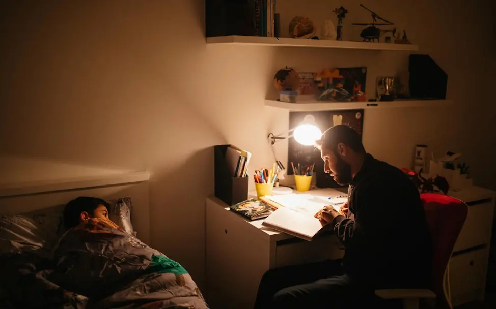 Arthur liest seinem Sohn eine Gutenachtgeschichte vor. | © UNICEF/Gevorgyan Armenien: Ein Vater liest seinem Sohn aus einem Buch vor.