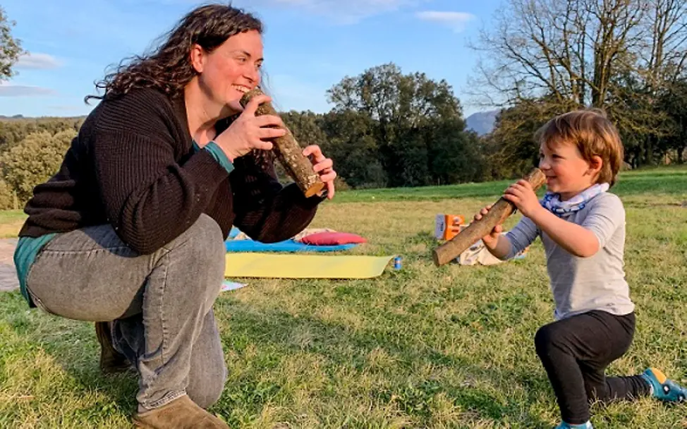 Tante Marta hat jetzt mehr Zeit für ihren Neffen Max. | © UNICEF/Sala Font Spanien: Tante und Neffe spielen mit dicken Ästen.