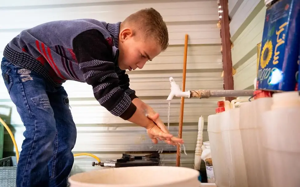 Ahmad ist für das saubere Wasser im Lager sehr dankbar. | © UNICEF/Herwig Flüchtlingscamp Zaatari: Ahmad wäscht sich die Hände.