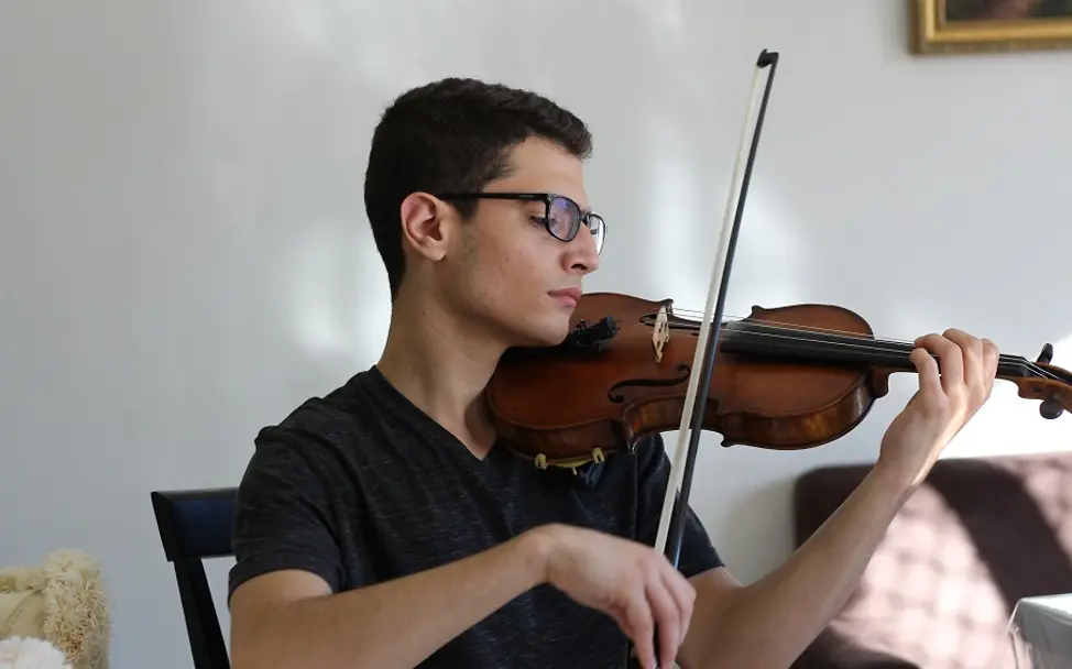 Australien: Der junge Syrer Aboud spielt auf seiner Geige.