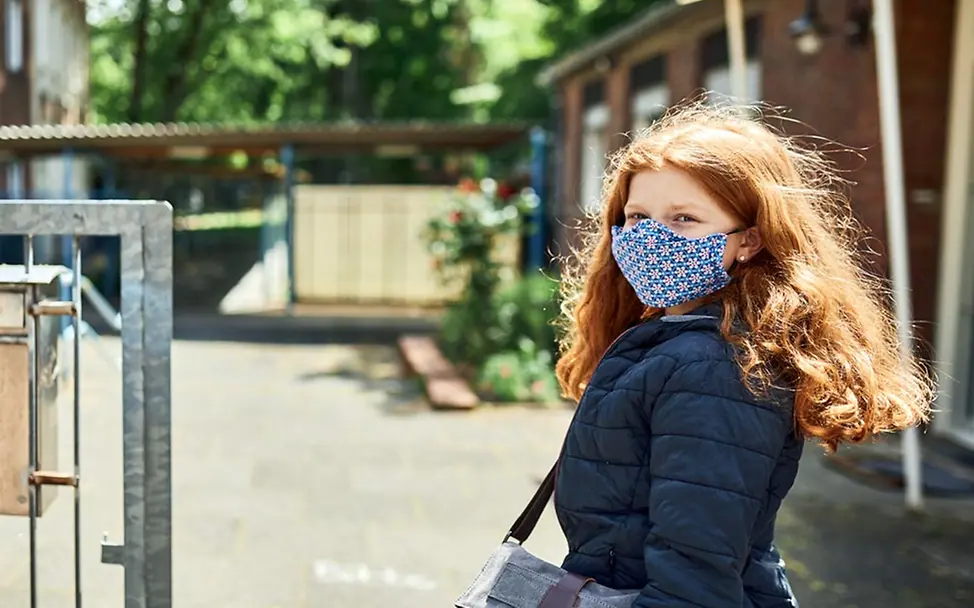 Coronavirus in Deutschland: Kinder brauchen Schutz | © UNICEF/Bänsch Ein Mädchen mit Corona-Atemschutzmaske.