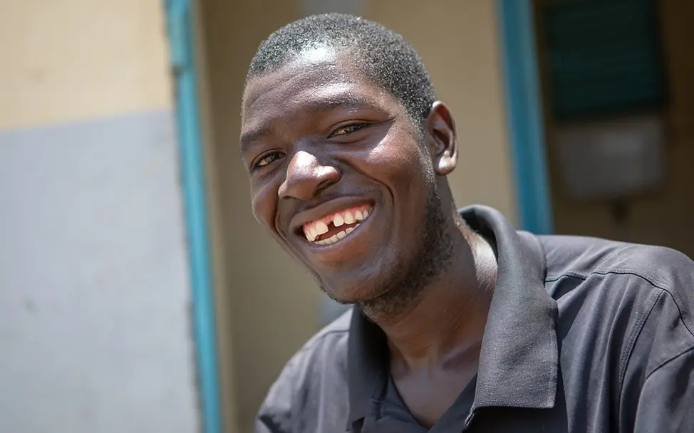 Michael Dao beaufsichtigt die Sanitäranlage in Juba. | © UNICEF/de la Guardia Südsudan: Dao arbeitet bei der Sanitäranlage von UNICEF.