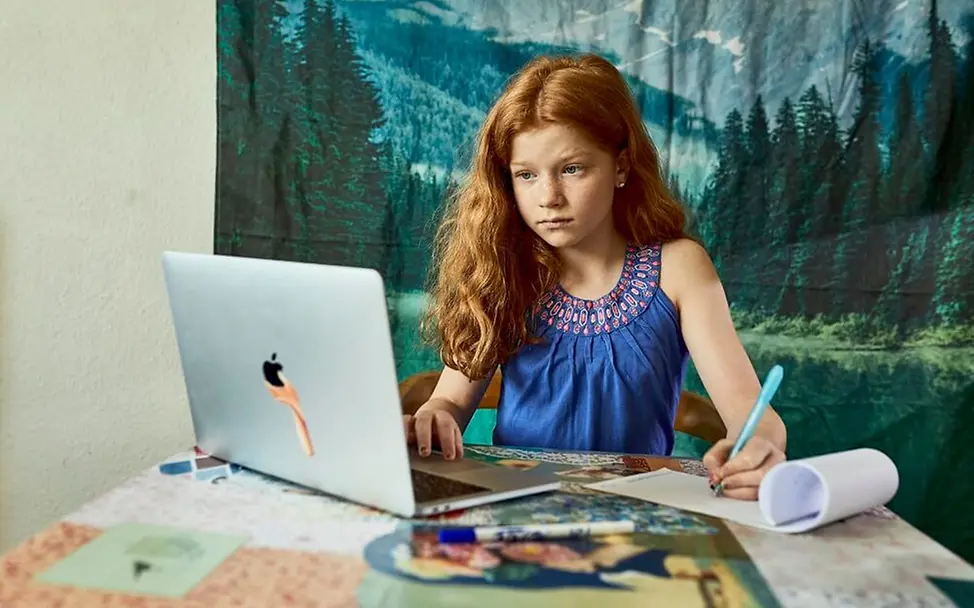 Der Unterricht findet meist vor dem Computer statt. | © UNICEF/Bänsch Homeschooling: Hanna macht ihre Schulsachen vor dem Laptop.