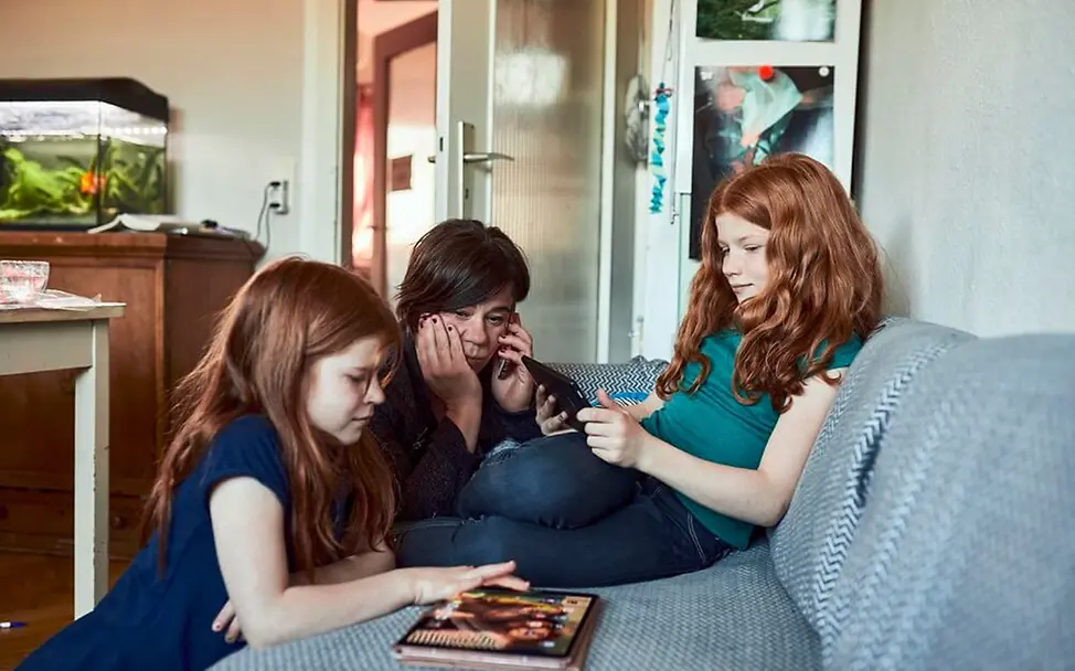 Ab und zu werden auch die mobilen Geräte genutzt. | © UNICEF/Bänsch Kindererziehung: Auch die mobilen Geräte kommen zum Einsatz.