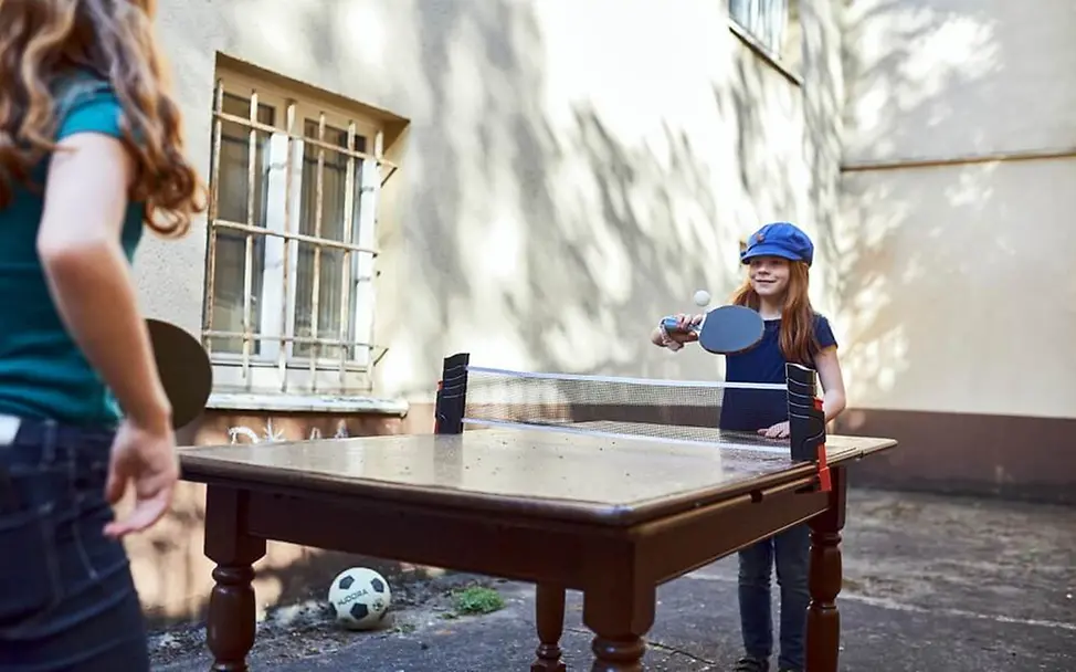 Ablenkungen gibt es für Hanna und Milena beim Tischtennis. | © UNICEF/Bänsch Bewegung im Alltag: Zwei Mädchen spielen Tischtennis.