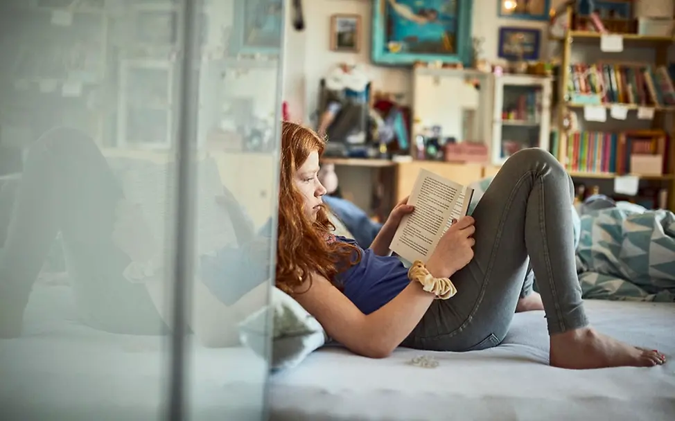 Jedes Kind braucht auch manchmal Zeit für sich. | © UNICEF/Bänsch Alltag ohne Schule: Hanna liest auf ihrem Bett ein Buch.