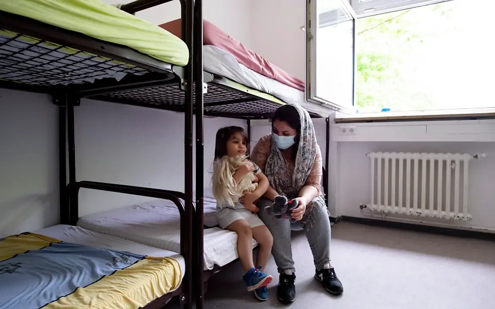 Mutter Ravza beschäftigt ihre kleine Tochter Ruba. | © UNICEF/Etges Flüchtlingsunterkunft Ellwangen: Mutter Rajab mit Tochter Roza,