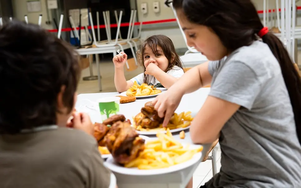 In der Kantine gibt es Pommes mit gegrillten Hähnchen. | © UNICEF/Etges Flüchtlingsunterkunft Ellwangen: Flüchtlinge in der Kantine.