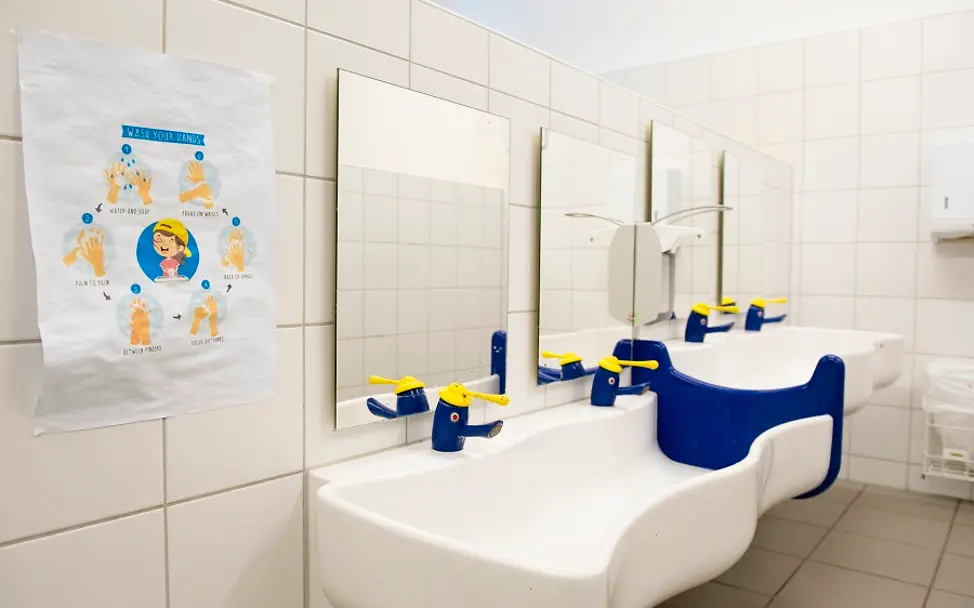 So sieht ein Bad in der Flüchtlingsunterkunft Ellwangen aus. | © UNICEF/Etges Flüchtlingsunterkunft: So sehen die Badezimmer in Ellwangen aus.