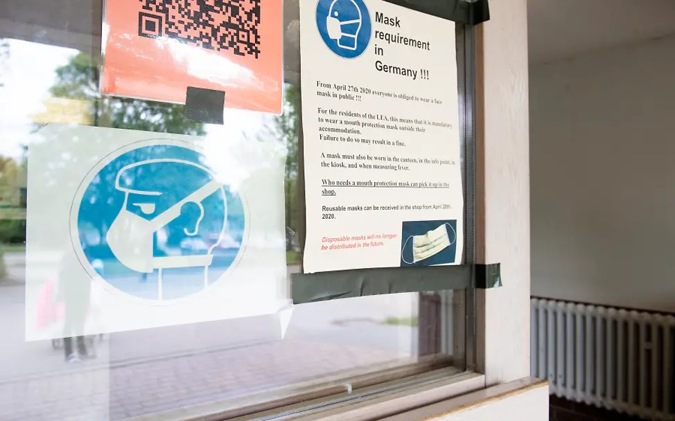 In der Flüchtlingsunterkunft hängen viele Hinweise zu Corona. | © UNICEF/Etges Flüchtlingsunterkunft Ellwangen: Corona-Hinweise am Fenster.