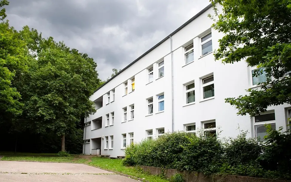 So sieht die Flüchtlingsunterkunft Ellwangen von außen aus. | © UNICEF/Etges Flüchtlingsunterkunft Ellwangen: Das Gebäude von außen.