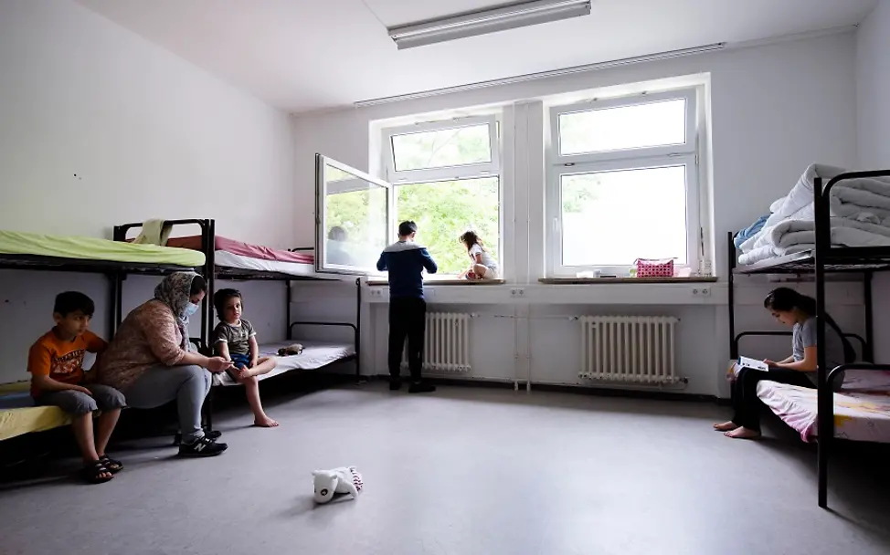 Die Familien mussten viel Zeit auf ihren Zimmern verbringen. | © UNICEF/Etges Flüchtlingsunterkunft: Eine Familie vertreibt sich die Zeit.