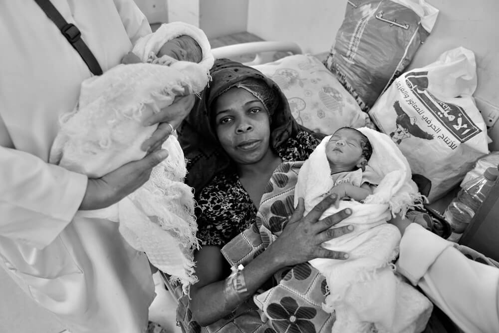Sofia im Bett mit ihren Kindern | © Giles Clarke for UNOCHA Jemen: Sofia im Bett mit ihren Kindern