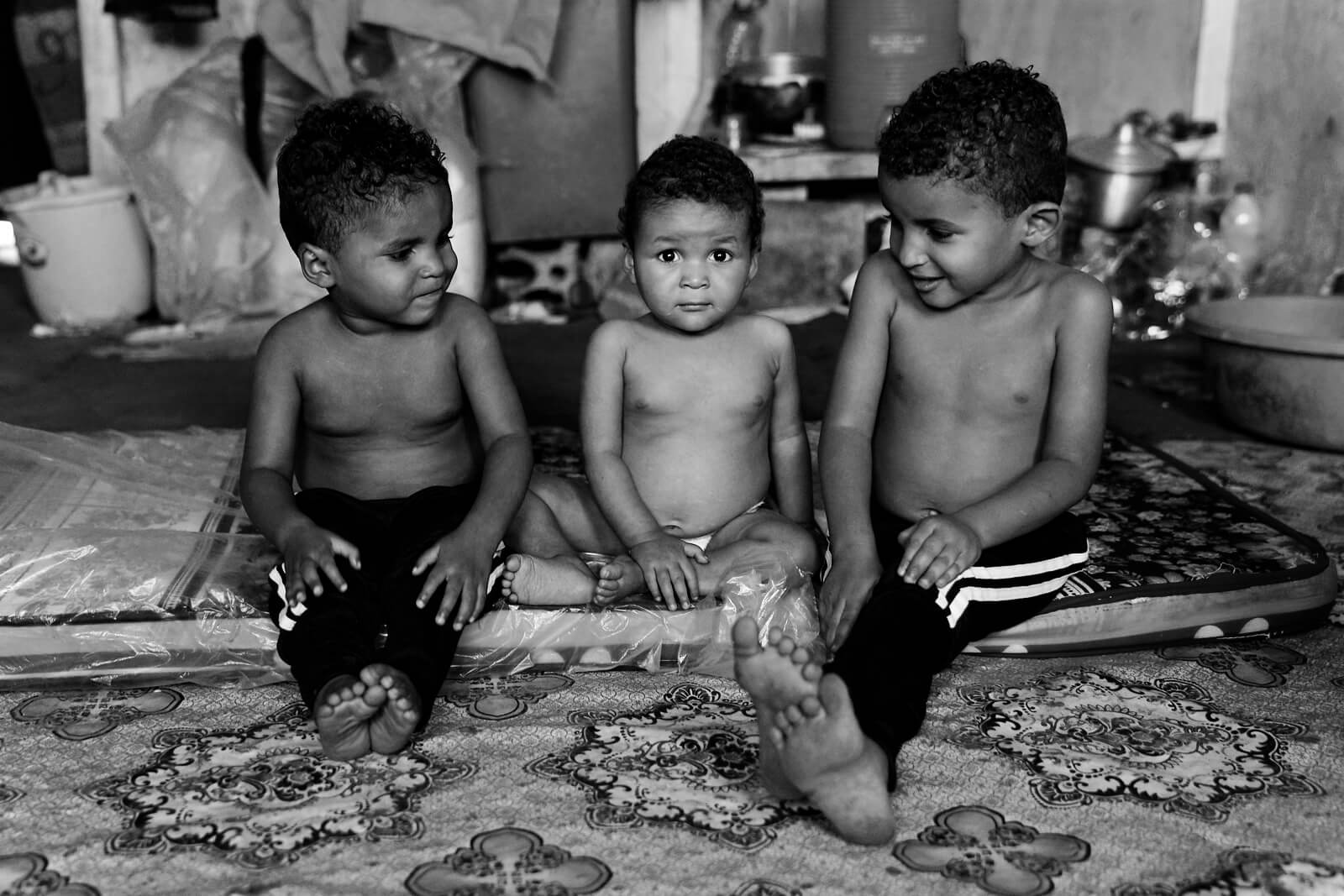 Fawaz nach der Behandlung mit seinen Brüdern | © Giles Clarke for UNOCHA Jemen: Fawaz nach der Behandlung mit seinen Brüdern